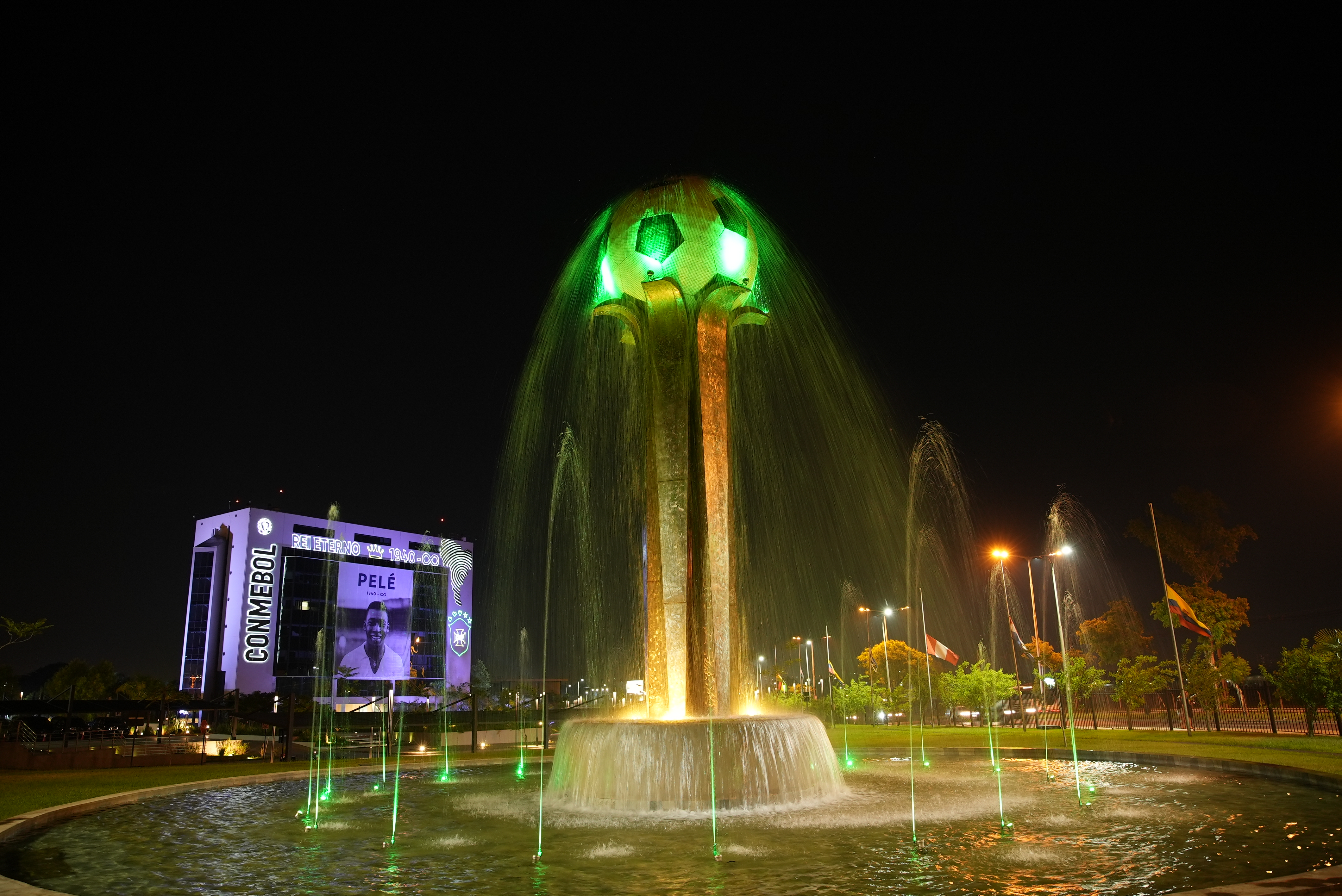 AME3262. LUQUE (PARAGUAY), 30/12/2022.- Fotografía cedida por la Conmebol que muestra su fachada iluminada en honor a Pelé, el 29 de diciembre de 2022, en Luque (Paraguay). La Confederación Sudamericana de Fútbol (Conmebol) declaró cinco días de duelo y dispuso que se guarde un minuto de silencio antes del inicio de cada partido de las copas Libertadores y Sudamericana 2023, en honor al mítico Edson Arantes do Nascimento 'Pelé', quien falleció a los 82 años. EFE/ Cortesía Conmebol/ SOLO USO EDITORIAL/SOLO DISPONIBLE PARA ILUSTRAR LA NOTICIA QUE ACOMPAÑA (CRÉDITO OBLIGATORIO)