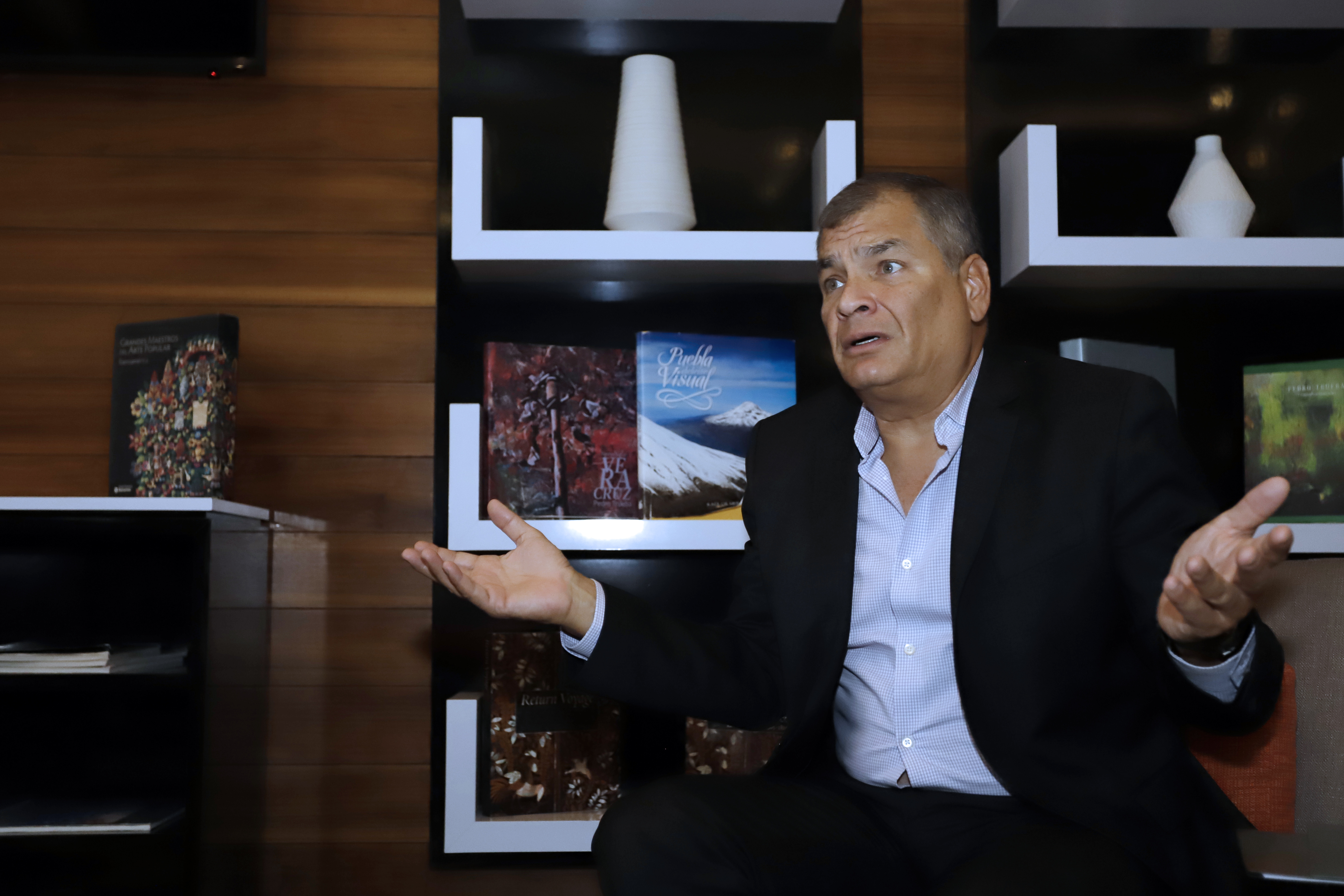MEX6904. PUEBLA, (MÉXICO), 30/09/2023.- El expresidente de Ecuador Rafael Correa habla durante una entrevista con EFE, el 29 de septiembre de 2023, antes de la inauguración del IX Encuentro "En Unidad Avanzamos", en Puebla (México). "Ecuador se desangra" por la inseguridad y la violencia que vive a diario, advirtió en entrevista con EFE Rafael Correa, expresidente del país, por lo que se mostró "optimista" de que las cosas cambiarán a partir de las elecciones del 15 de octubre con la victoria de la candidata Luisa González, del Movimiento Revolución Ciudadana. EFE/ Hilda Ríos