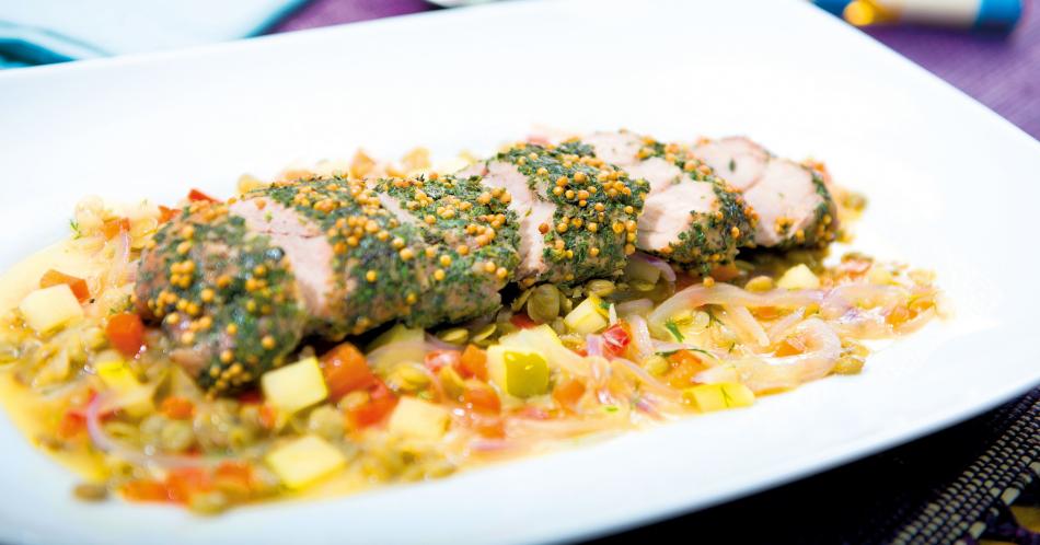 Lomo fino de cerdo con costra de hierbas sobre lentejas