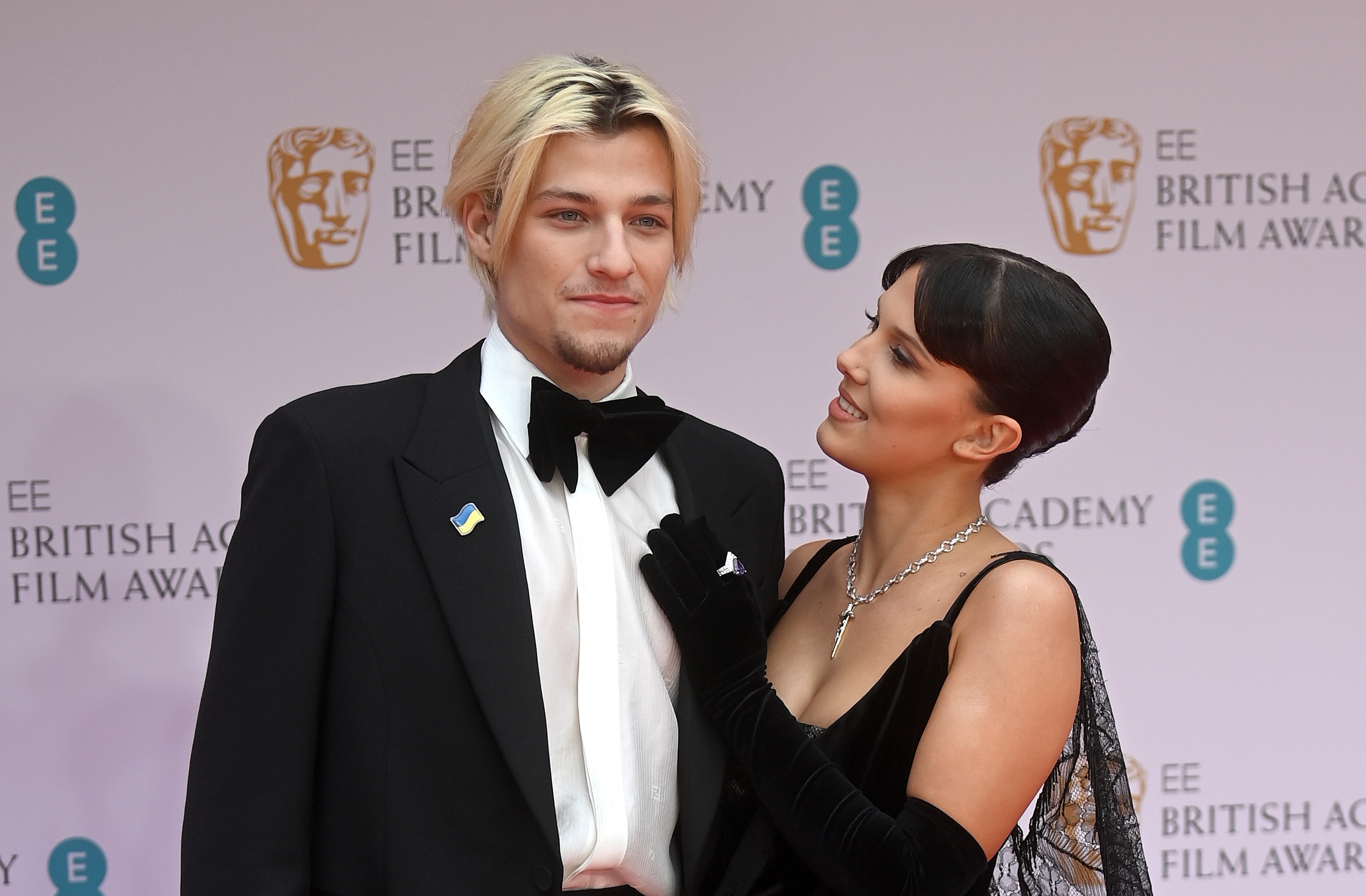 Millie Bobby Brown y Jake Bongiovi, hijo de Bon Jovi, anuncian su compromiso