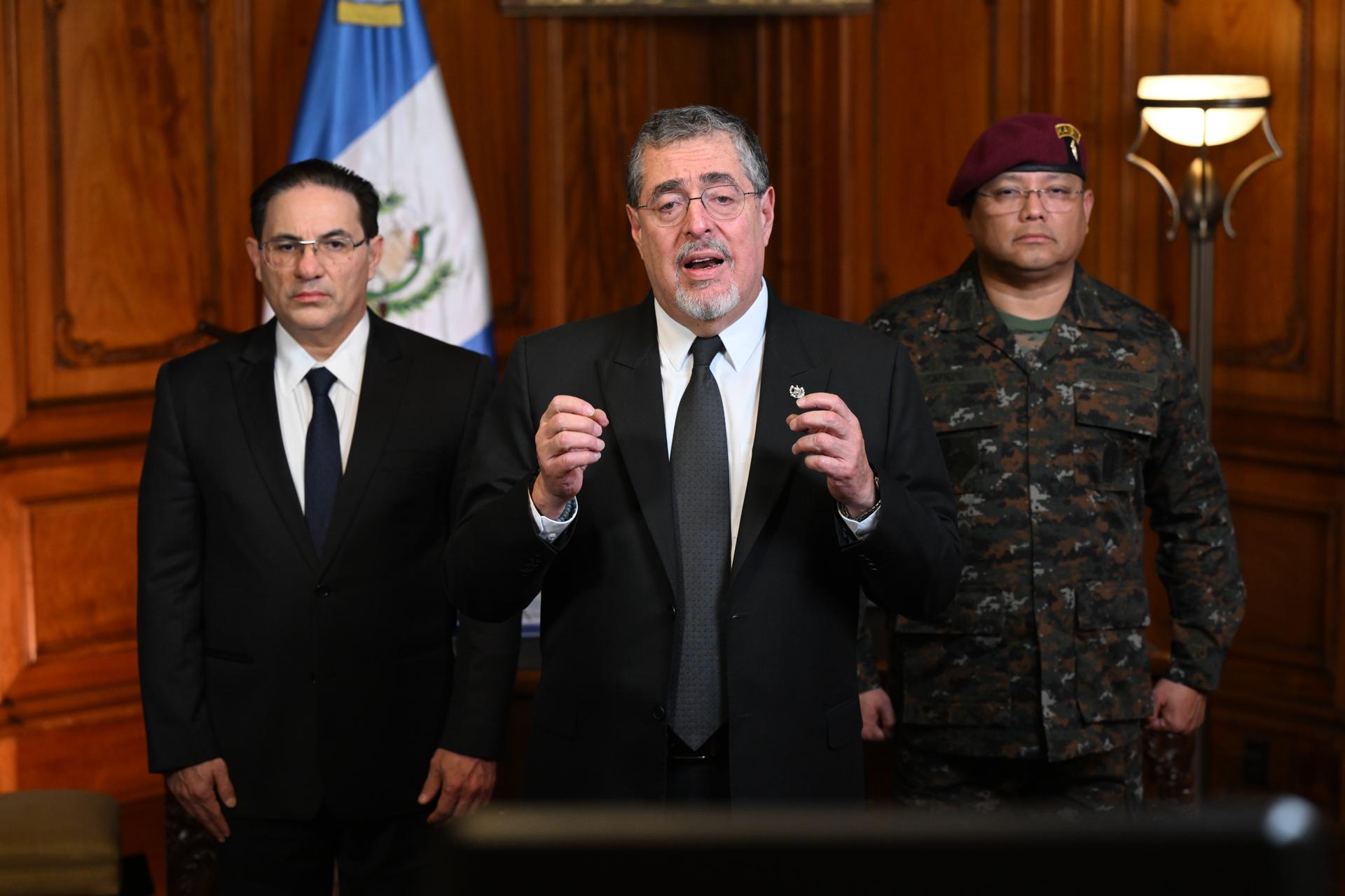 AME6633. CIUDAD DE GUATEMALA (GUATEMALA), 18/01/2026.- Fotografía cedida por la Presidencia de Guatemala de su mandatario, Bernardo Arévalo de León (c), ofreciendo un discurso junto al ministro del Interior, Marco Villeda (i), y el ministro de Defensa, Henry Saenz, este domingo, en Ciudad de Guatemala (Guatemala). Arévalo de León decretó el estado de sitio durante 30 días en todo el país después de una oleada de violencia por parte de las pandillas con ataques a las fuerzas de seguridad y motines en las cárceles. EFE/ Presidencia de Guatemala /SOLO USO EDITORIAL/NO VENTAS/ SOLO DISPONIBLE PARA ILUSTRAR LA NOTICIA QUE ACOMPAÑA (CRÉDITO OBLIGATORIO)