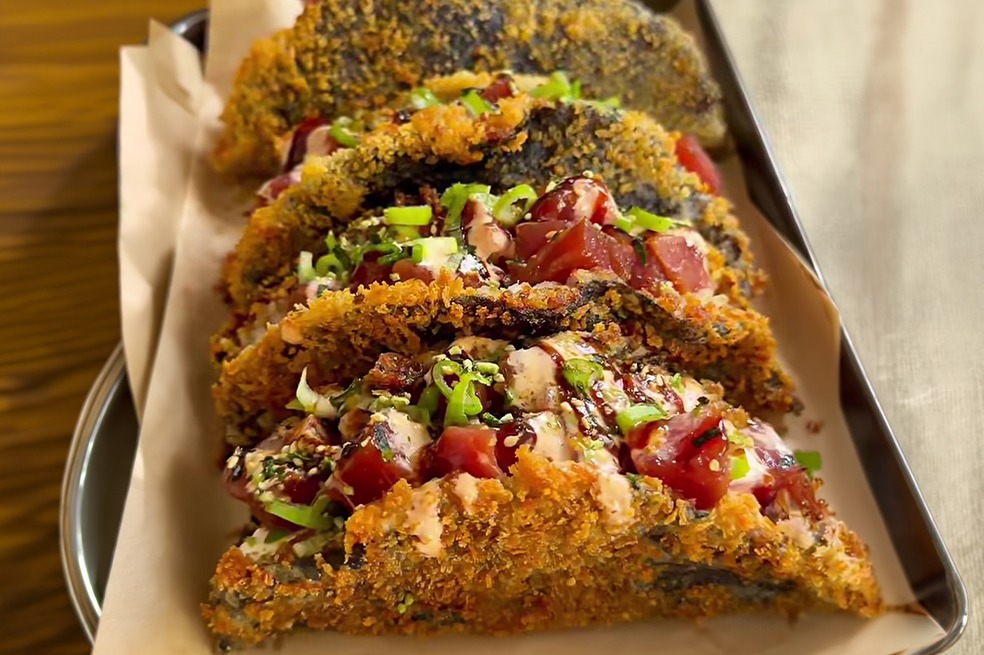 Tacos de sushi de atún crujientes