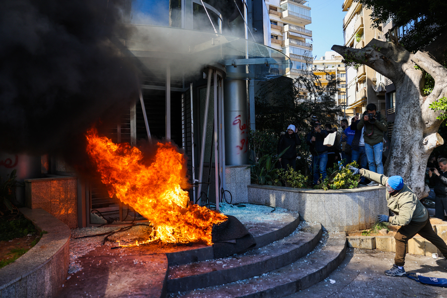 Protestas en Líbano: manifestantes incendian bancos en medio de crisis financiera