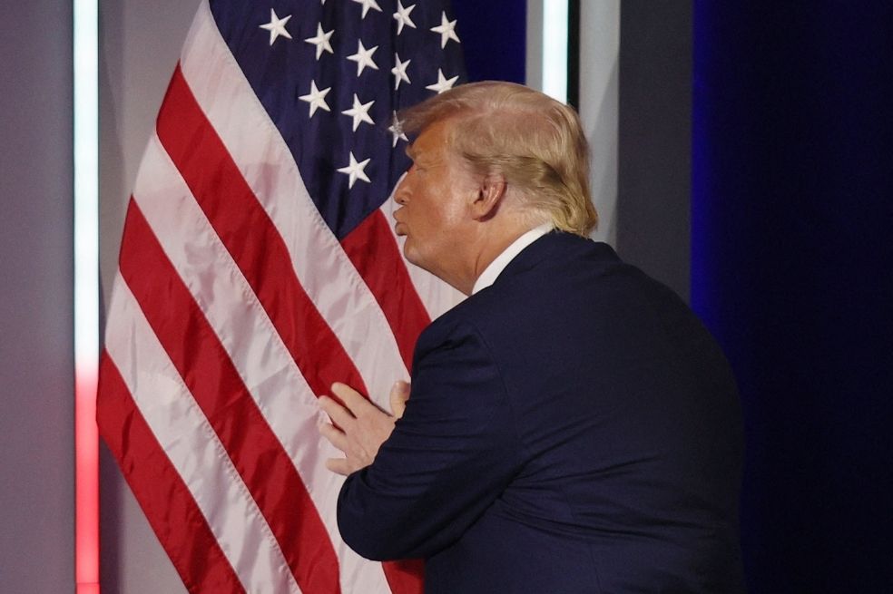 “Es un salvavidas”: Trump le recomienda a sus seguidores vacunarse