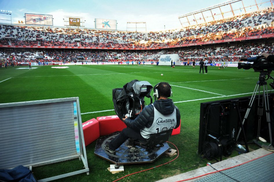 El reparto de los derechos de televisión desata una guerra en el fútbol español