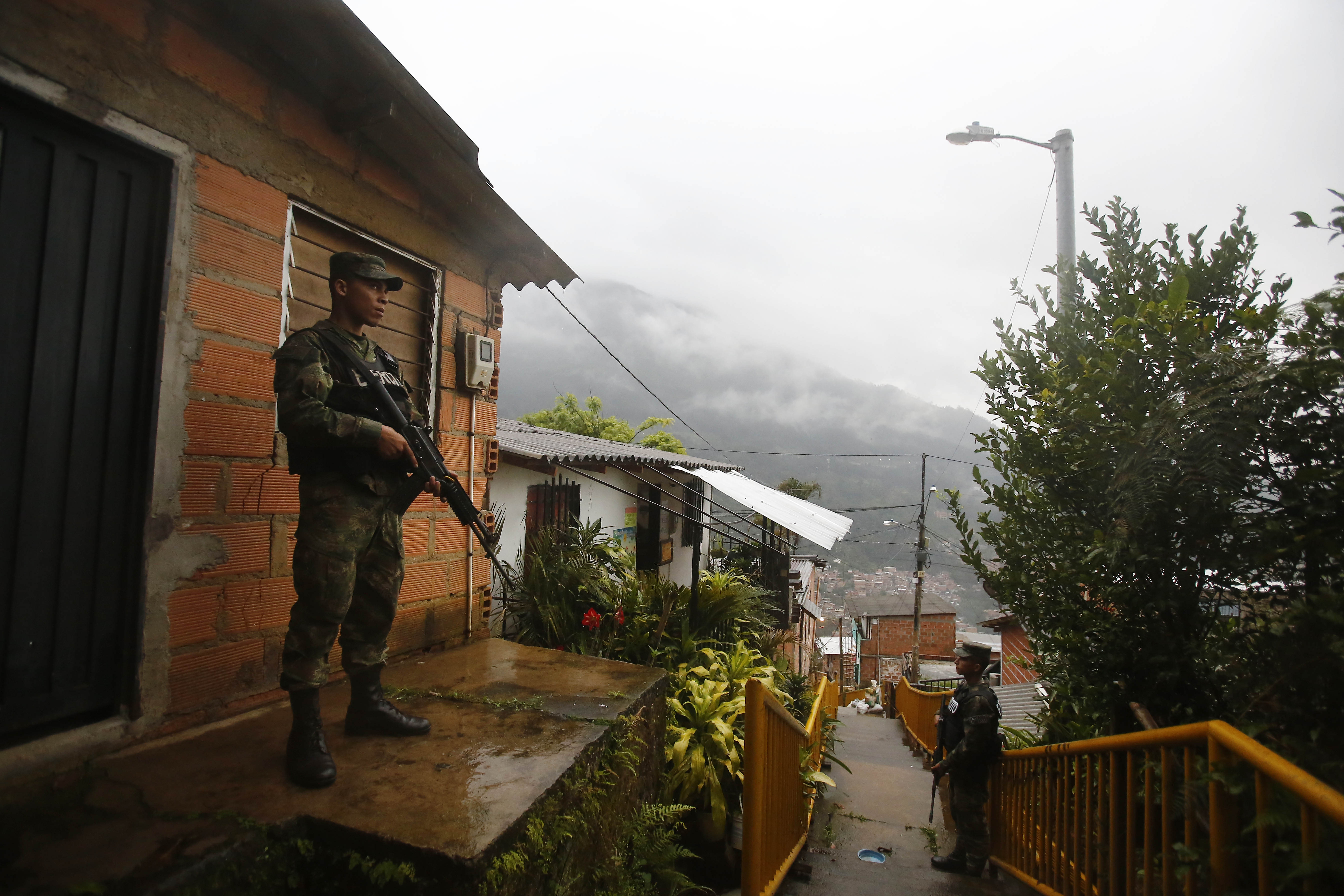 MED101 - MEDELLÍN (COLOMBIA), 06/05/2022.- Miembros del Ejército realizan un patrullaje hoy en el barrio La Sierra en Medellín (Colombia), para garantizar la seguridad en este sector debido al "Paro Armado". Al menos 100 vehículos, entre camiones, autobuses y motocicletas, han resultado "afectados" por el "paro armado" ordenado el jueves por el Clan del Golfo en represalia por la extradición a EE.UU. de su máximo jefe, Dairo Antonio Úsuga, alias "Otoniel", acciones que también han causado zozobra entre la población. EFE/Luis Eduardo Noriega A.