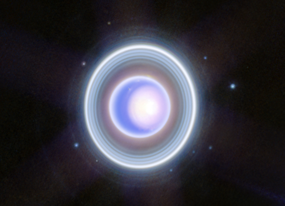 ESPACIO, 18/12/2023.-El telescopio espacial James Webb ha dirigido su mirada hacia el inusual y enigmático gigante helado Urano, capturando un mundo dinámico con anillos, lunas, tormentas y otras características atmosféricas, incluido un casquete polar 'estacional'. La imagen amplía una versión en dos colores publicada a principios de este año, añadiendo una cobertura adicional de longitudes de onda para obtener una visión más detallada, informan en sendos comunicados la Agencia Espacial Europea (ESA) y la agencia estadounidense NASA. Debido a su "exquisita sensibilidad", Webb captó los tenues anillos interior y exterior de Urano, incluido el escurridizo anillo Zeta, el anillo extremadamente tenue y difuso más cercano al planeta. La imagen, tomada por la cámara NIRCam, también muestra 9 de las 27 lunas del planeta. Son los puntos azules que rodean sus anillos (en el sentido de las agujas del reloj, empezando por las dos: Rosalinda, Puck, Belinda, Desdémona, Crésida, Bianca, Porcia, Julieta y Perdita).-EFE/ EFE/NASA/ESA/CSA James Webb Space Telescope Institut***SOLO USO EDITORIAL/SOLO DISPONIBLE PARA ILUSTRAR LA NOTICIA QUE ACOMPAÑA (CRÉDITO OBLIGATORIO)***