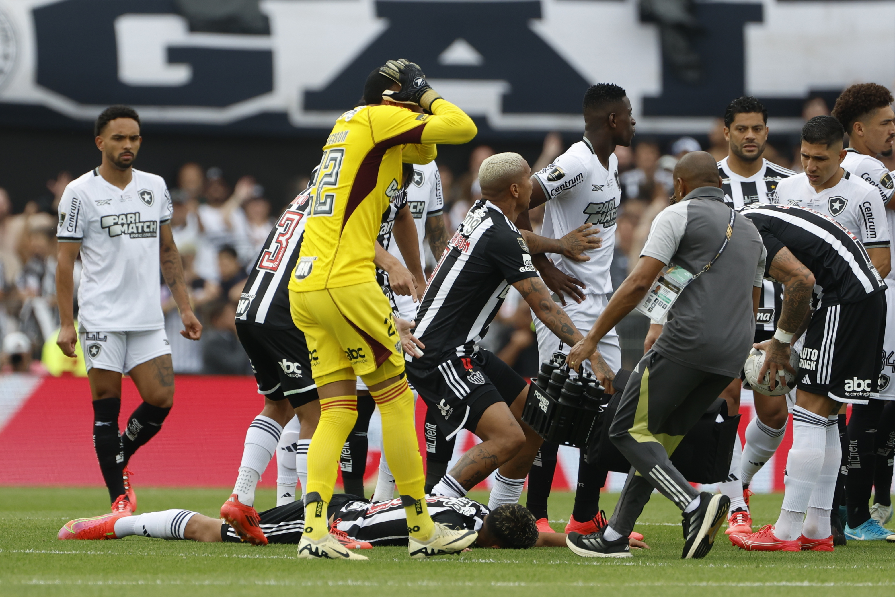 EVE6025. BUENOS AIRES (ARGENTINA), 30/11/2024.- Fausto Vera (abajo) de Mineiro yace luego de una falta este sábado, en la final de la Copa Libertadores entre Atlético Mineiro y Botafogo, en el estadio Más Monumental en Buenos Aires (Argentina). EFE/ Antonio Lacerda