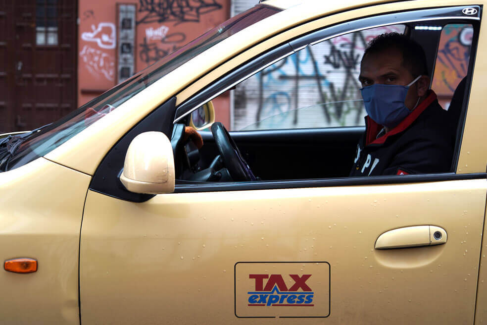 Distrito entrega 10.000 kits de autocuidado a taxistas de Bogotá