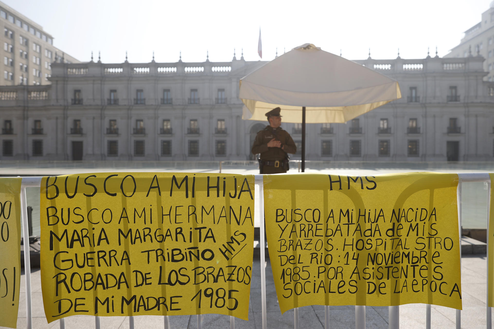 Víctimas de adopciones ilegales en época de Pinochet claman por banco de ADN