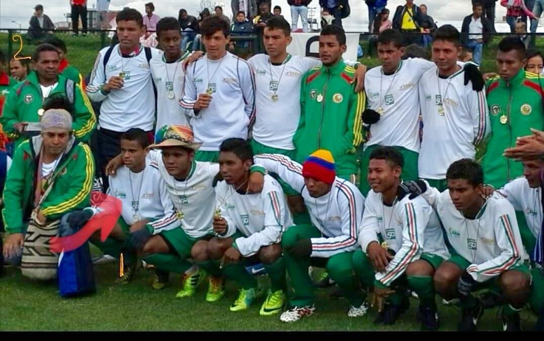 La selección indígena Wayuu que llegó a la final del Campeonato Nacional Indígena de Fútbol Más Allá del Balón. Lucho es quien está señalado con la flecha roja. El "Mane" Díaz, entrenador del equipo, es quien está parado detrás.
