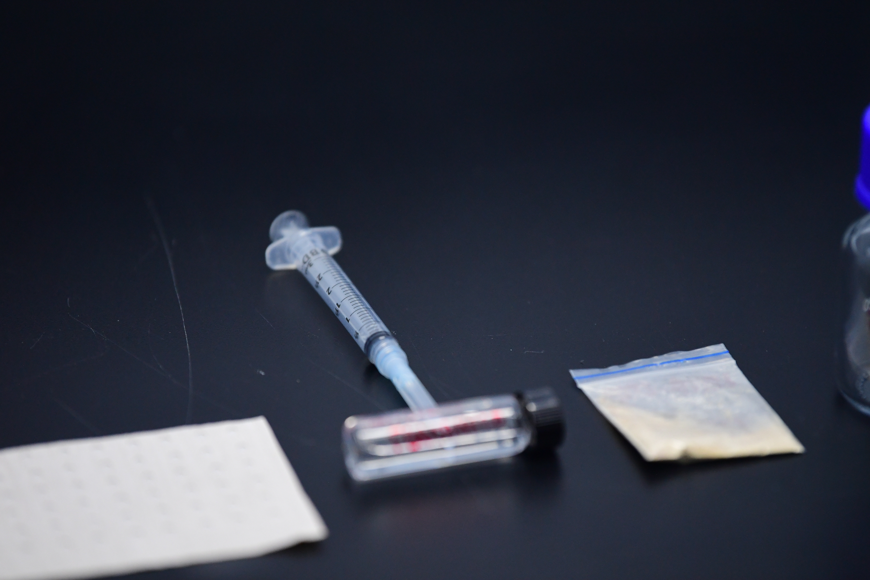 Proceso de análisis del opioide sintético fentanilo realizado por científicos de la Dirección de Antinarcóticos de Colombia en su laboratorio químico de investigación.