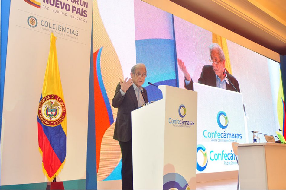Shlomo Ben Ami, excanciller de Israel, durante su intervención en el congreso de Confecámaras. / Cortesía