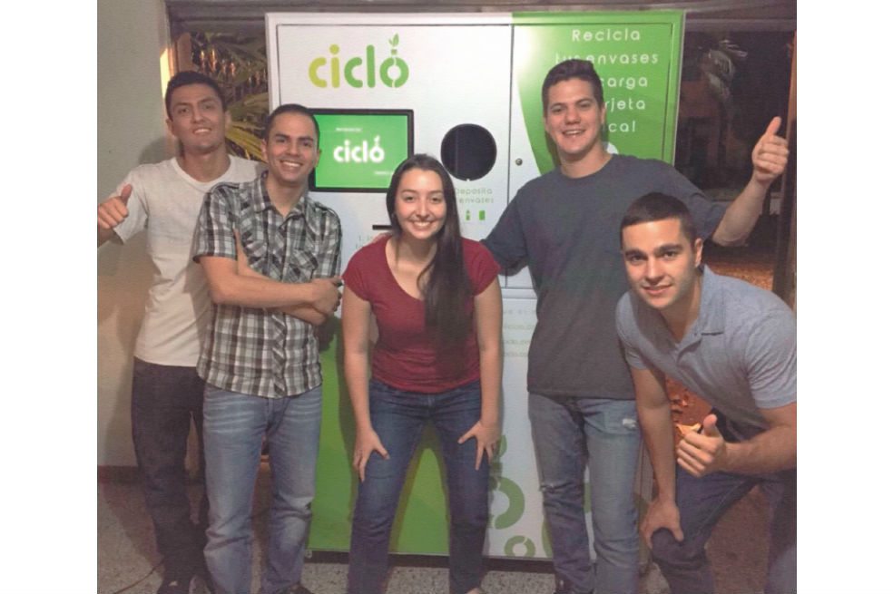 ¡Ojo a las botellas! Los millenials que hicieron posible pagar el metro reciclando