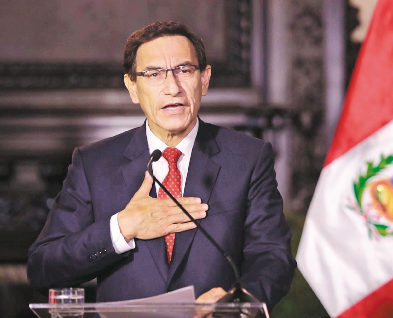 La cuerda floja en la que camina Martín Vizcarra, presidente de Perú