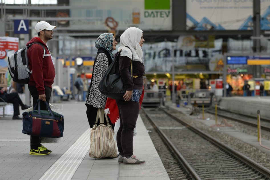 Un grupo de ayuda a refugiados traduce señales de metro de Berlín al árabe