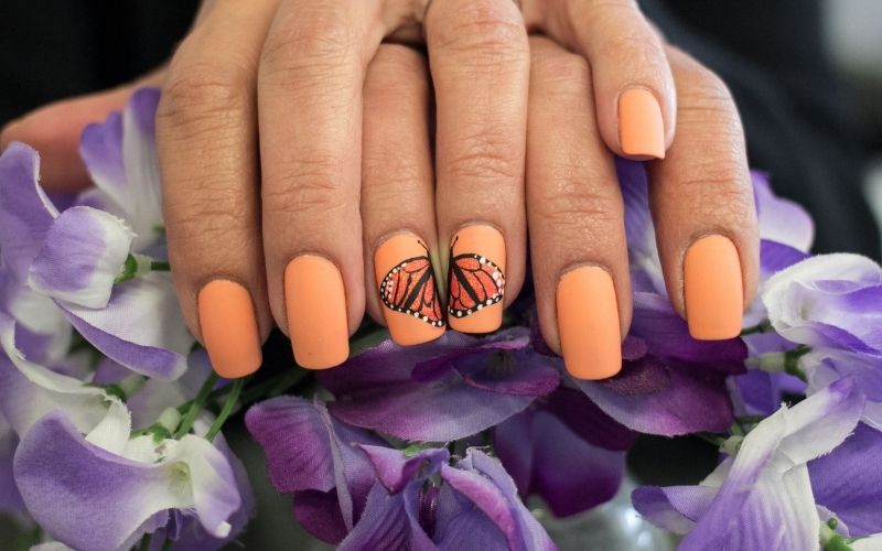 Uñas de acrílico con mariposas serán tendencia