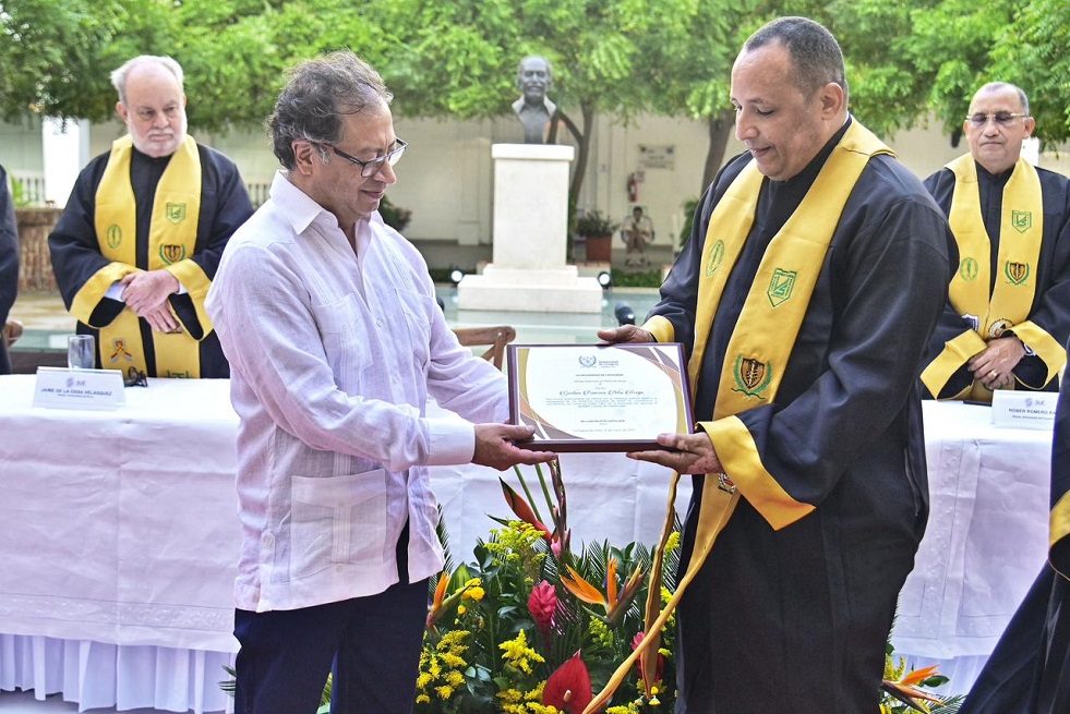 Petro recibe título Doctorado Honoris Causa de universidades públicas del Caribe