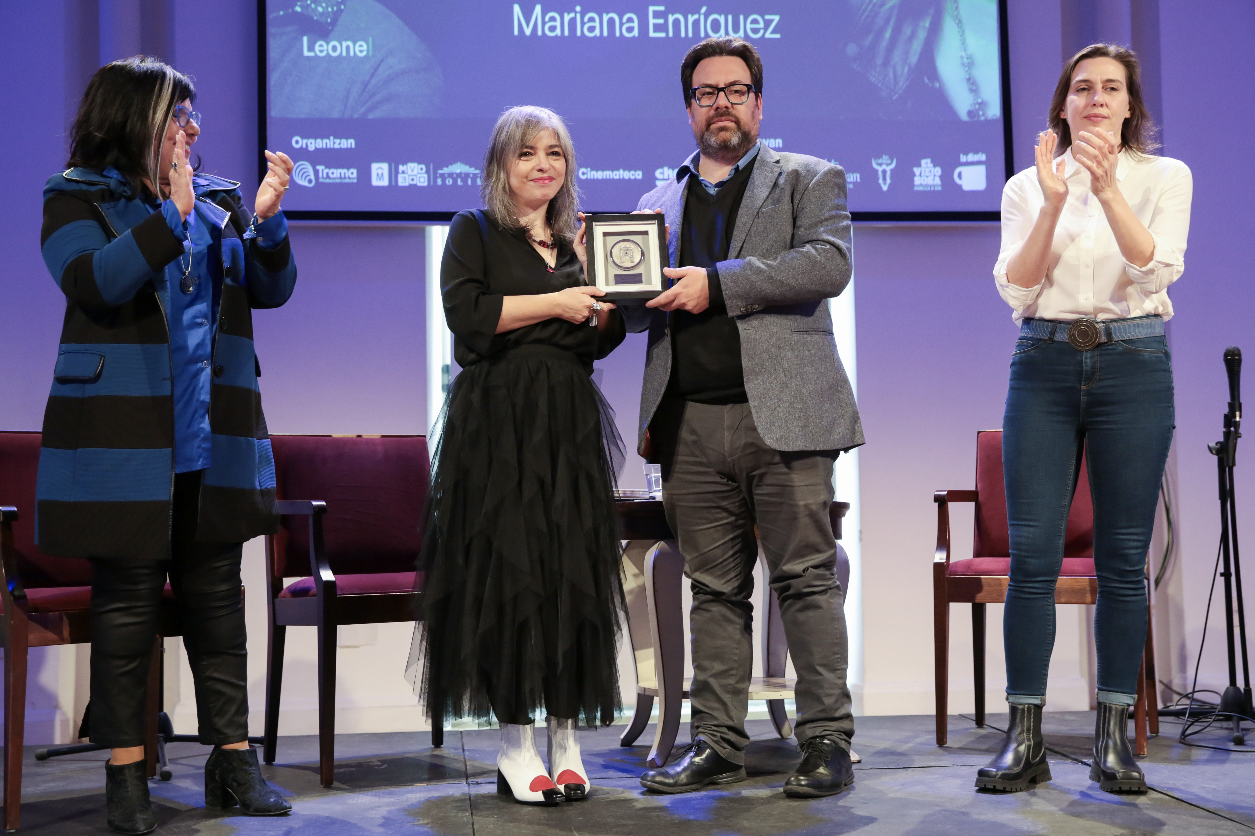 La escritora Mariana Enríquez fue galardonada en Montevideo
