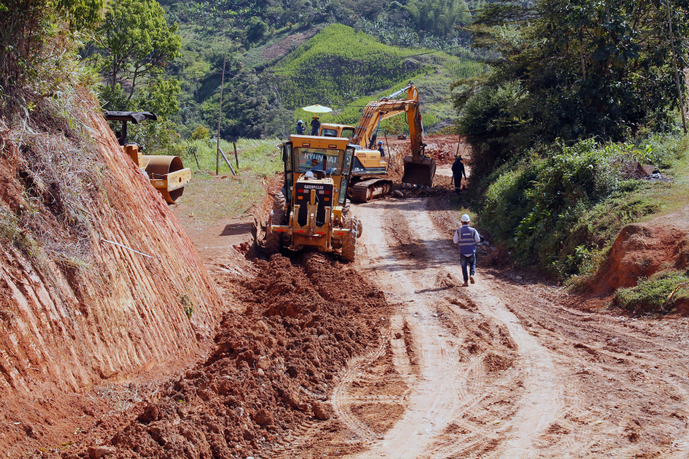 La trampa del barro: el eterno problema de las vías entre el olvido y la pobreza