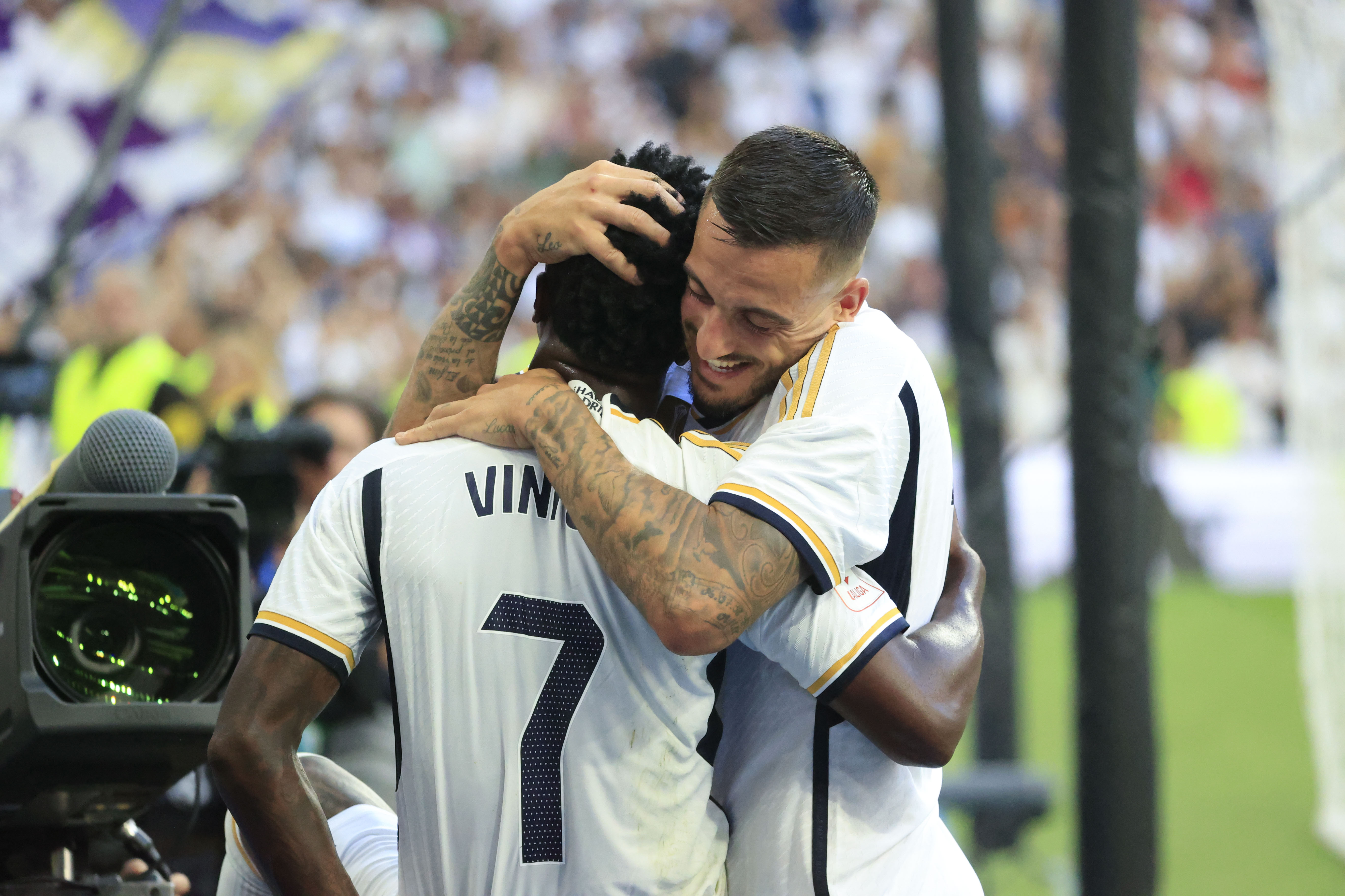 MADRID, 07/10/2023.- El centrocampista del REal Madrid Joselu (d) celebra con su compañero, Vinicius Jr (i) su gol, cuarto del equipo, ante el Osasuna, durante el partido de Liga EA Sports que el Real Madrid y el Osasuna disputan este sábado en el estadio Santiago Bernabéu de Madrid. EFE/Zipi