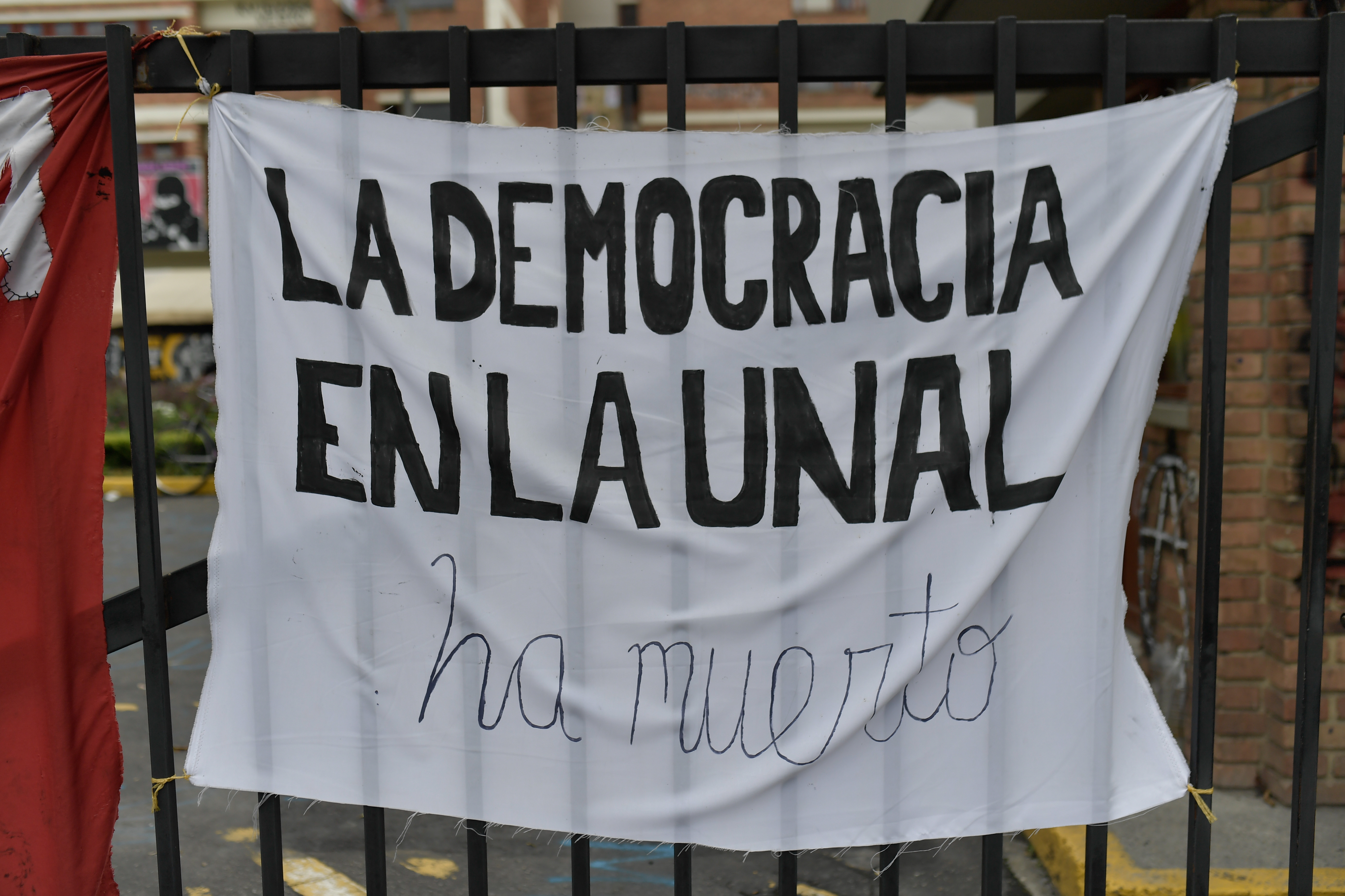 Carteles contra el Rector de la Universidad Nacional
