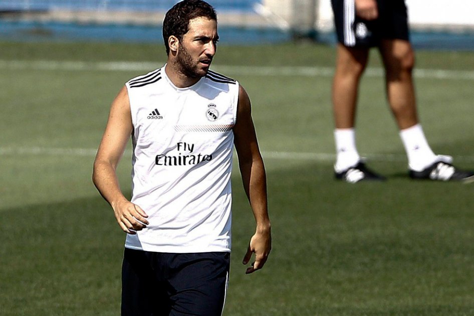 Higuaín firma con el Nápoles 3 días después y el club oficializa su fichaje