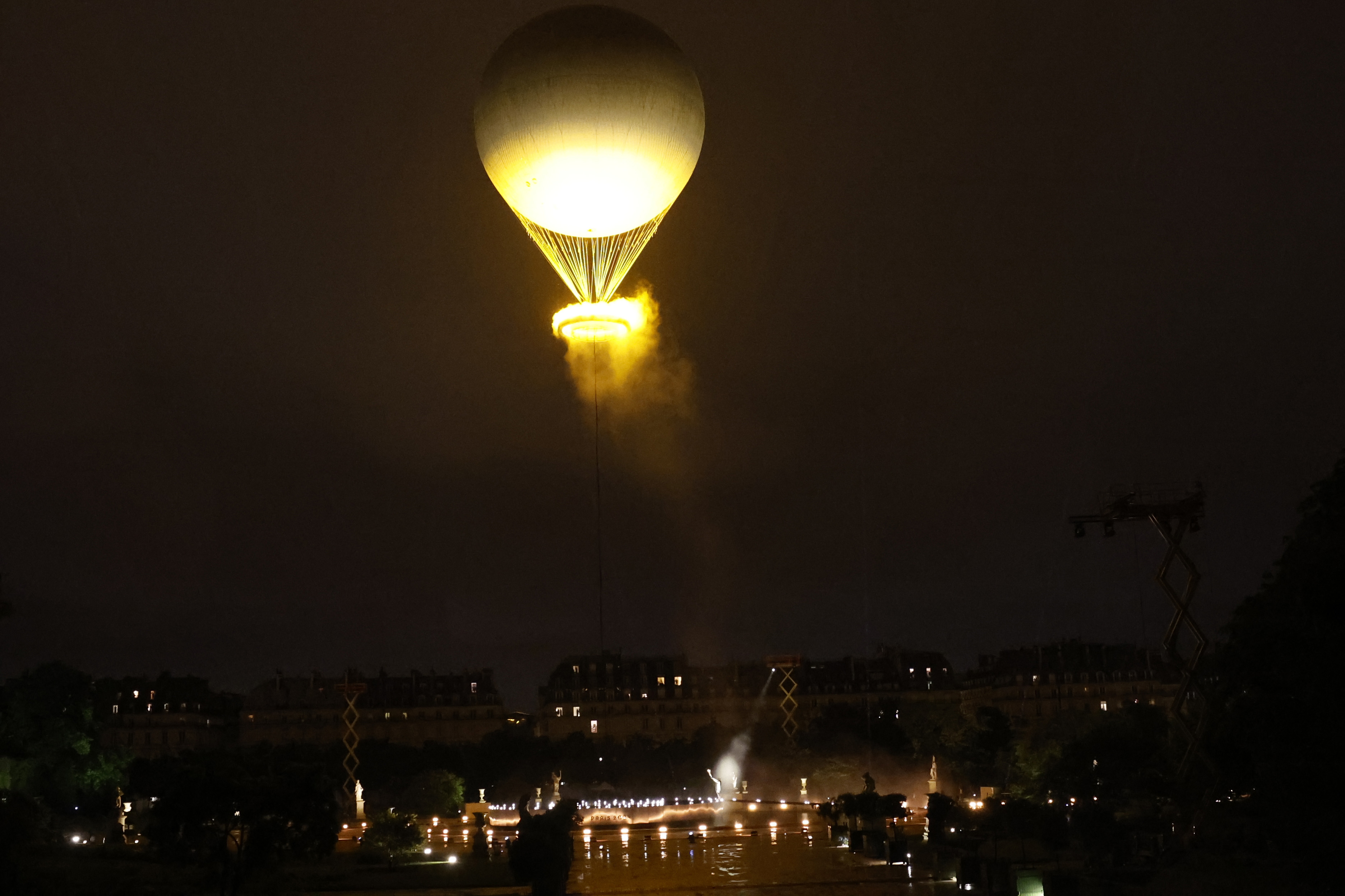 PARÍS (FRANCIA), 26/07/2024.- El pebetero se eleva en el aire enganchado a un globo aerostático durante la ceremonia de inauguración de los Juegos Olímpicos de París 2024, este viernes en la capital francesa. EFE/ Miguel Toña POOL