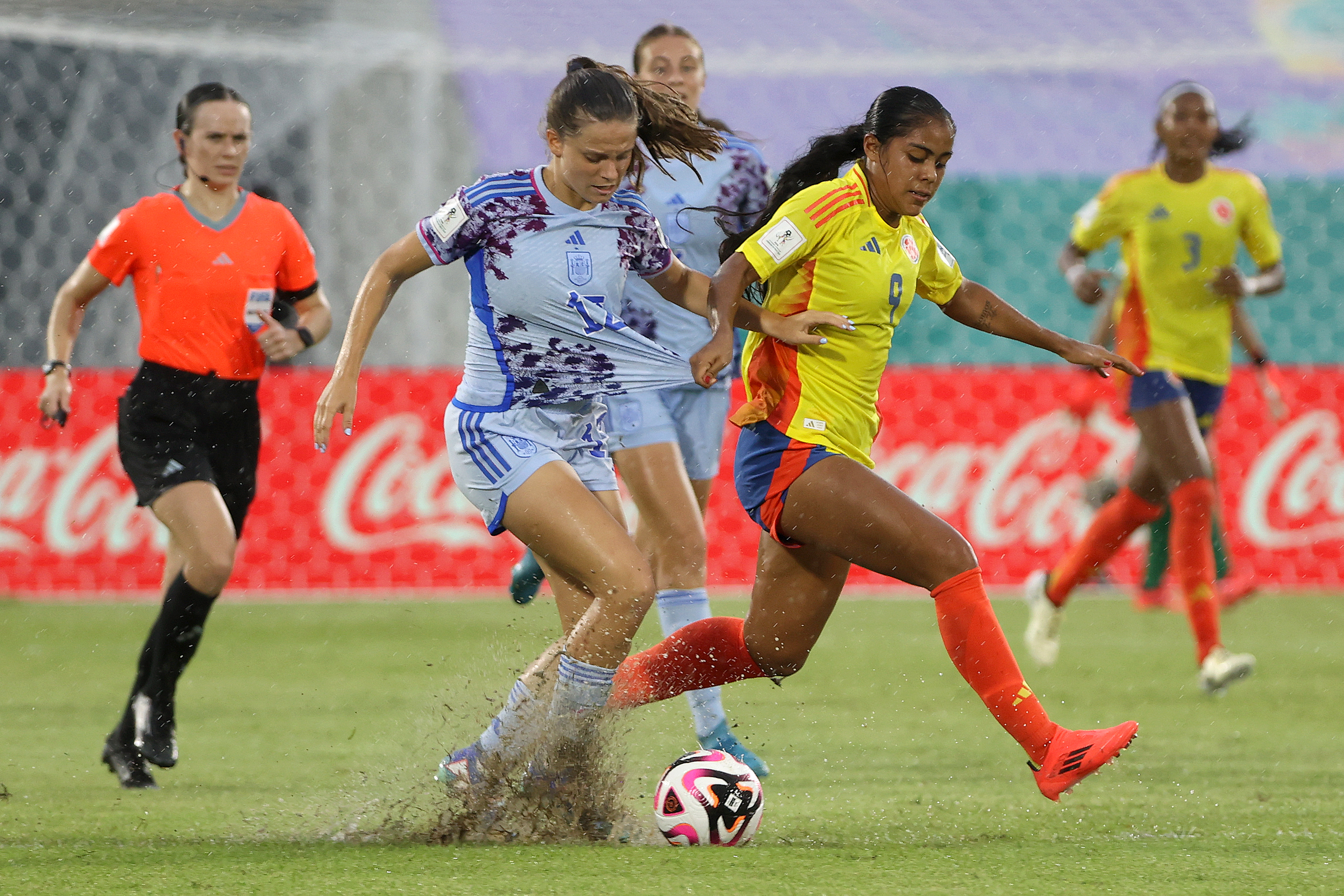 . SANTO DOMINGO (REPÚBLICA DOMINICANA), 22/10/2024.- Maithe López (d) de Colombia disputa el balón con Aiara Agirrezabala de España este martes, en un partido de la Copa Mundial Femenina sub-17 entre las selecciones de Colombia y España en el estadio Olímpico Félix Sánchez en Santo Domingo (República Dominicana). EFE/ Orlando Barría