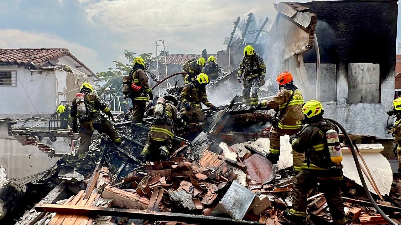 Mueren ocho personas, tras caída de avioneta, en barrio Belén Rosales, de Medellín
