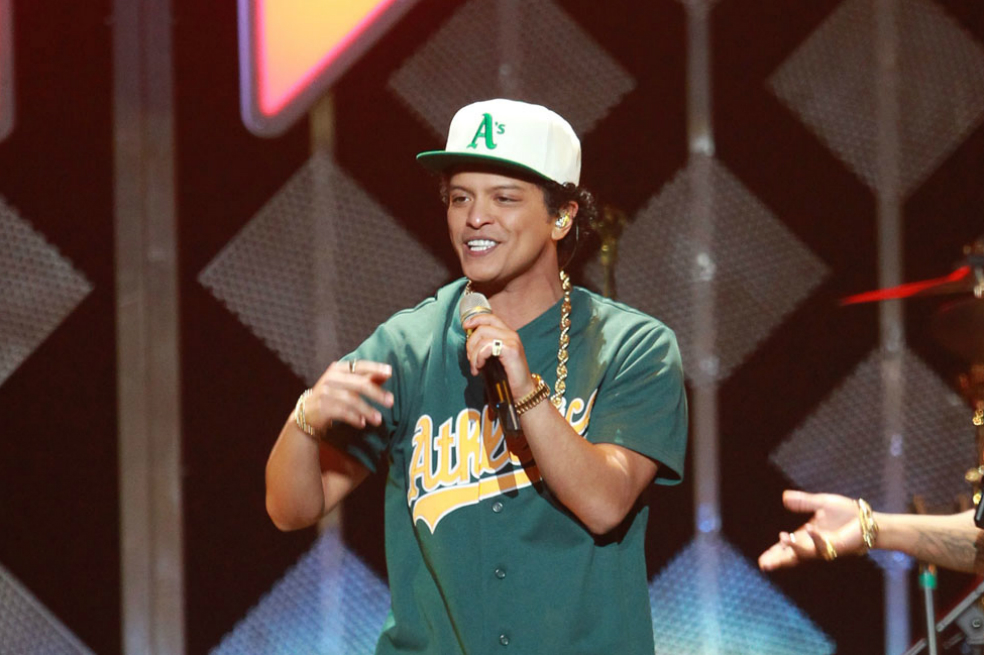 A Bruno Mars se le incendió el escenario en Escocia