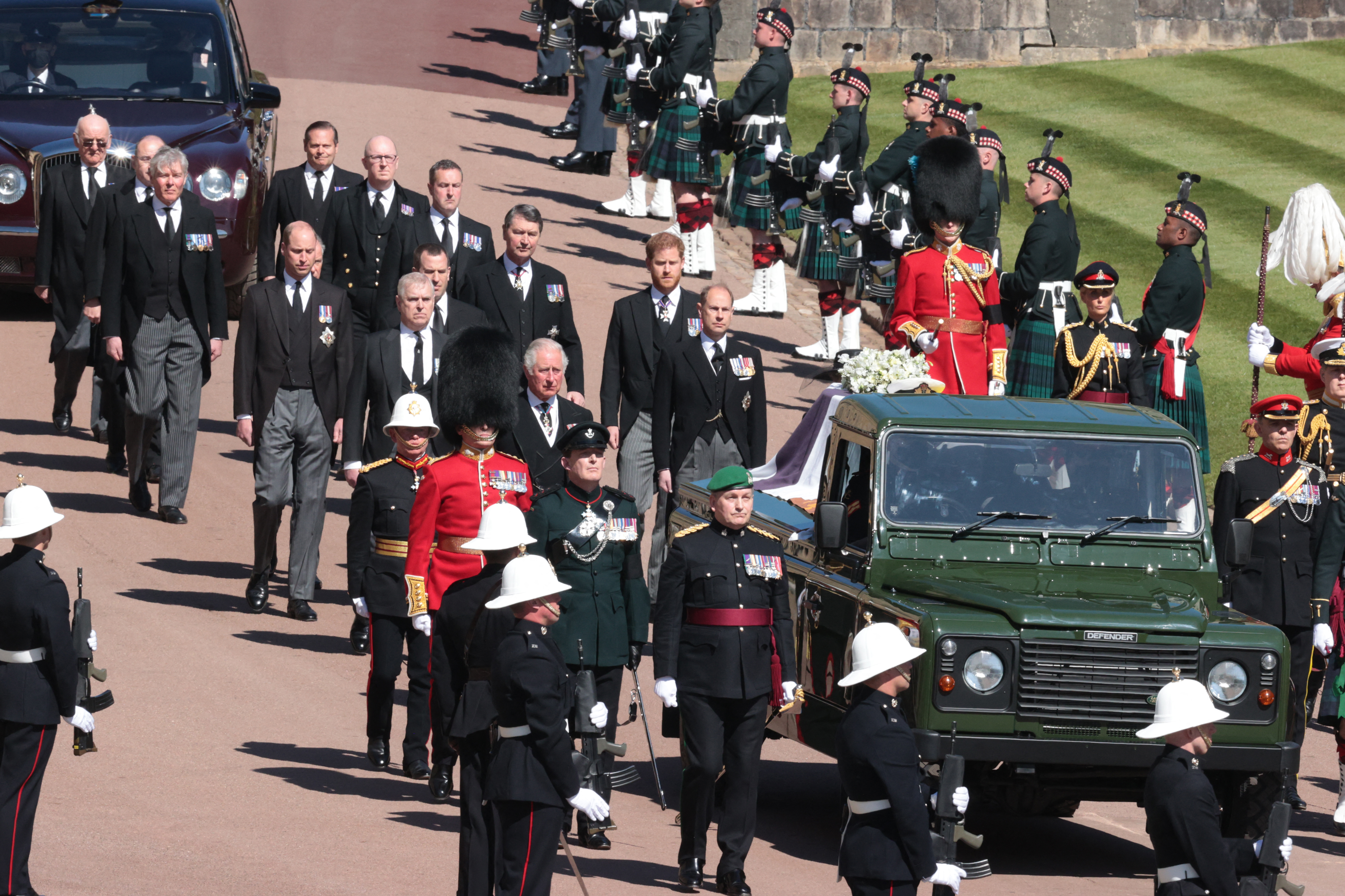 Los cuatro hijos y varios de los nietos de la pareja real acompañaron a pie hasta allí al Land Rover especialmente diseñado por Felipe para llevar su féretro durante un breve cortejo fúnebre por los jardines del castillo.