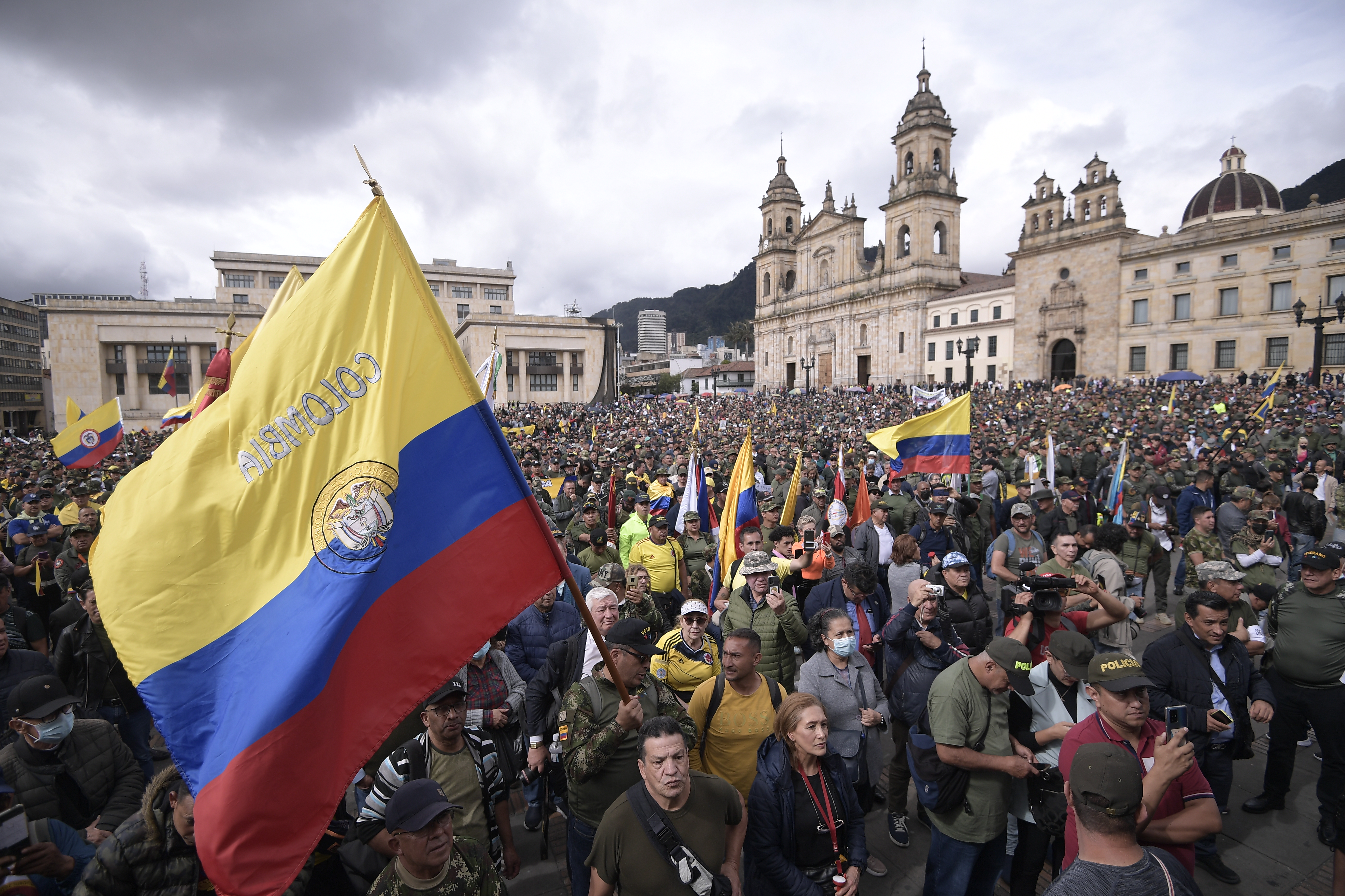Miles de veteranos de la Fuerza Pública se concentraron este miércoles en la Plaza de Bolívar de Bogotá, para protestar contra las políticas y reformas del gobierno del presidente Gustavo Petro.