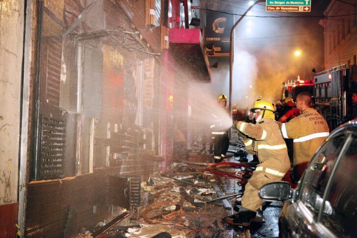 Reportan incendio en una fábrica de plástico en Bogotá