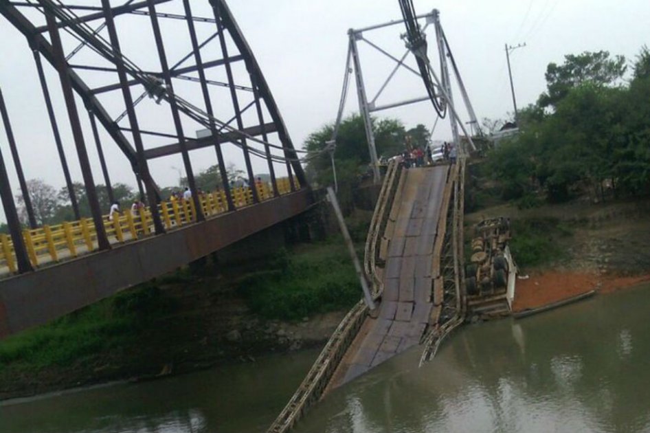 Dos vehículos de carga caen al río tras colapso de puente vehicular en Sucre