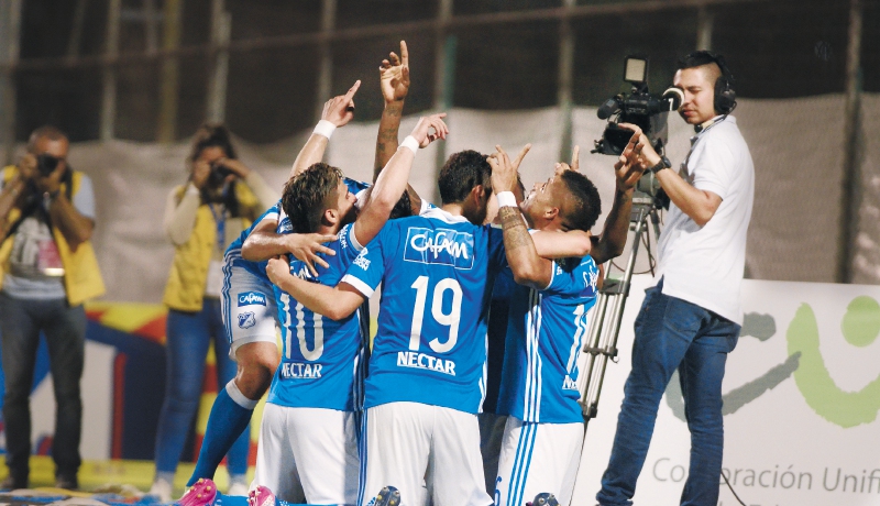 Los jugadores de Millonarios celebraron a rabiar la victoria 2-1 en Envigado, con la que llegaron a 20 puntos en la tabla de la Liga Águila.  / Luis Benavides