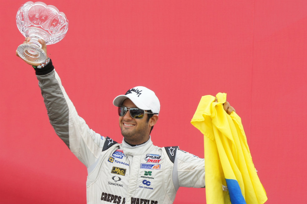 El colombiano Gustavo Yacamán celebra el tercer puesto en la general. 