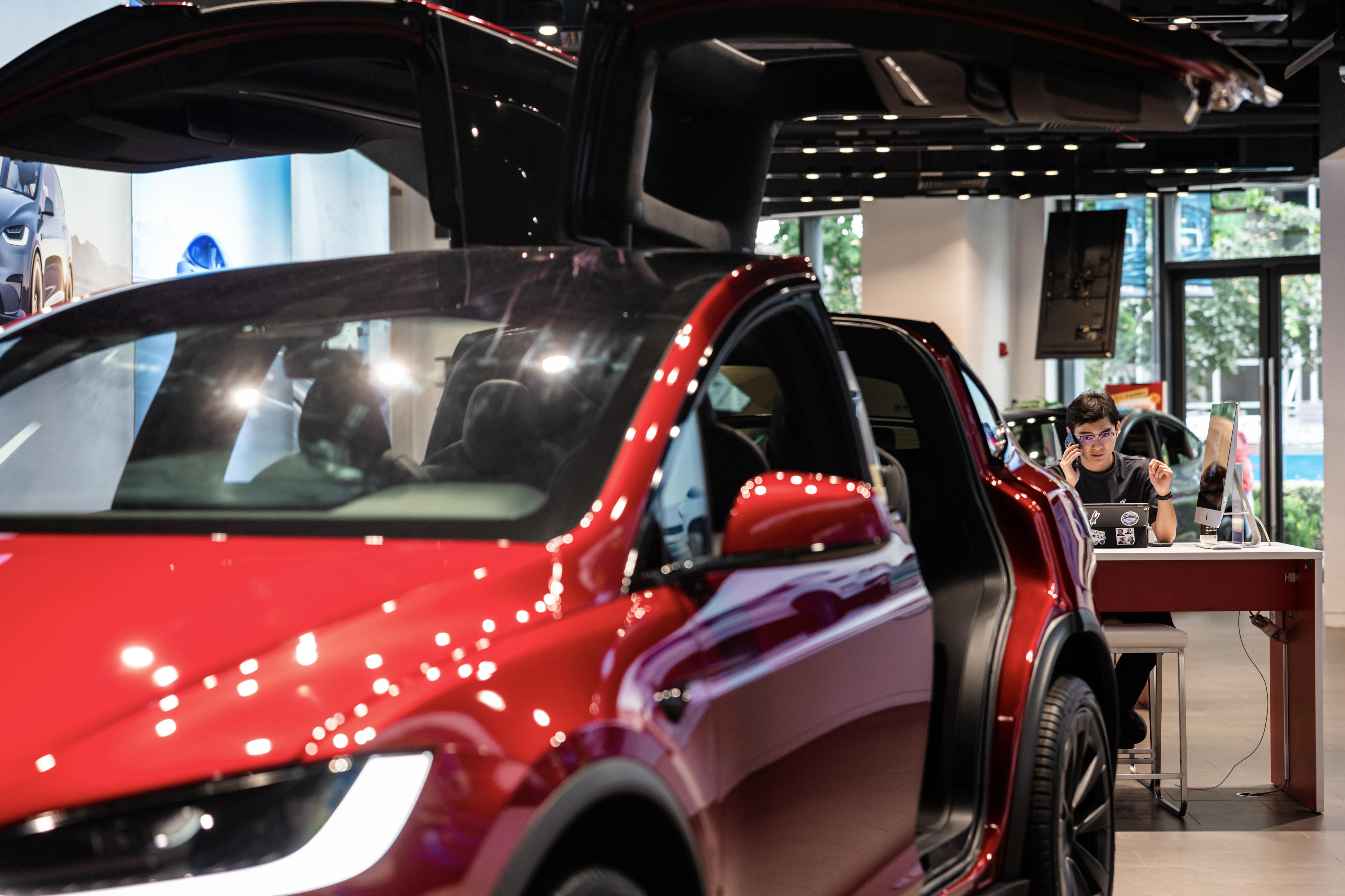 Estados de la UE aprueban incremento de aranceles a los carros eléctricos chinos