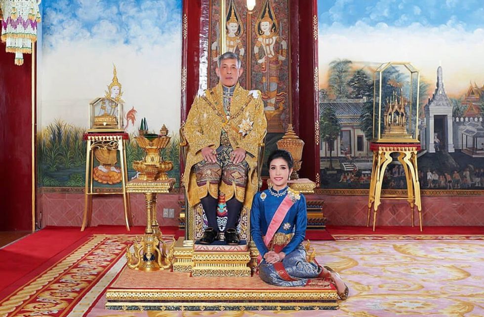 Rey de Tailandia restituye a la “concubina real”, caída en desgracia por “ambiciosa”