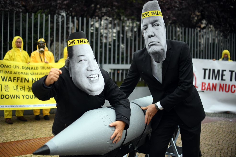 Foto tomada el 13 de septiembre de 2017 muestra a activistas de la campaña internacional para abolir las armas nucleares (ICAN) con máscaras del presidente de EE.UU. Donald Trump (izq.) y el líder de Corea del Norte Kim Jong-un. / AFP