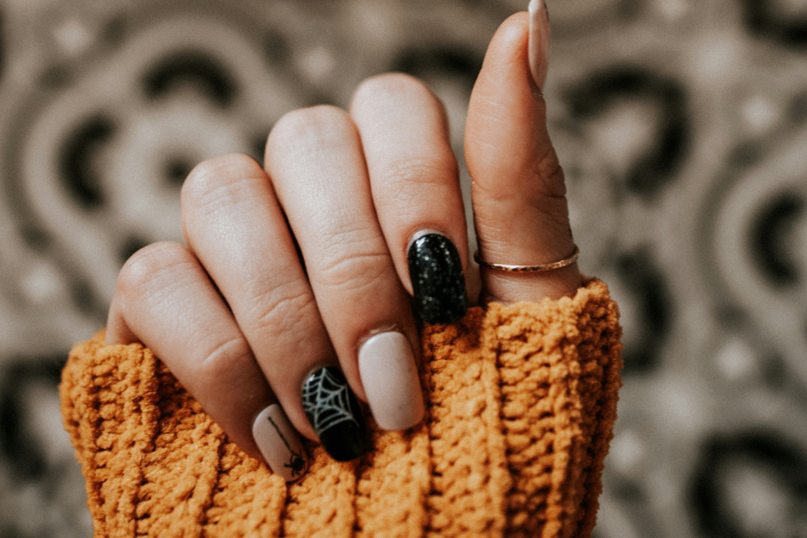 Uñas de Halloween elegantes cortas para octubre de 2024