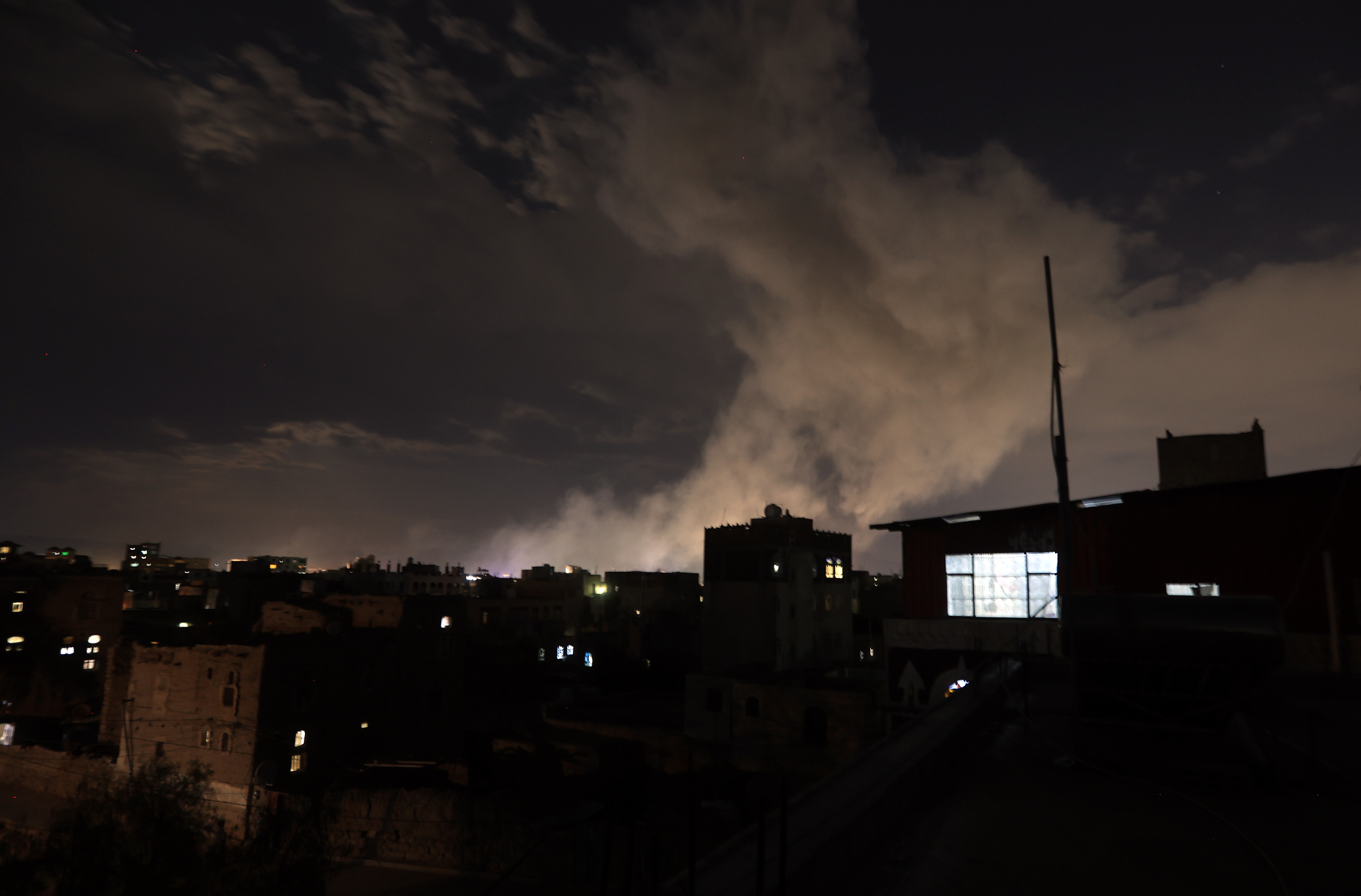 Tensión con Irán: Trump ordena bombardeo sobre los rebeldes hutíes en Yemen