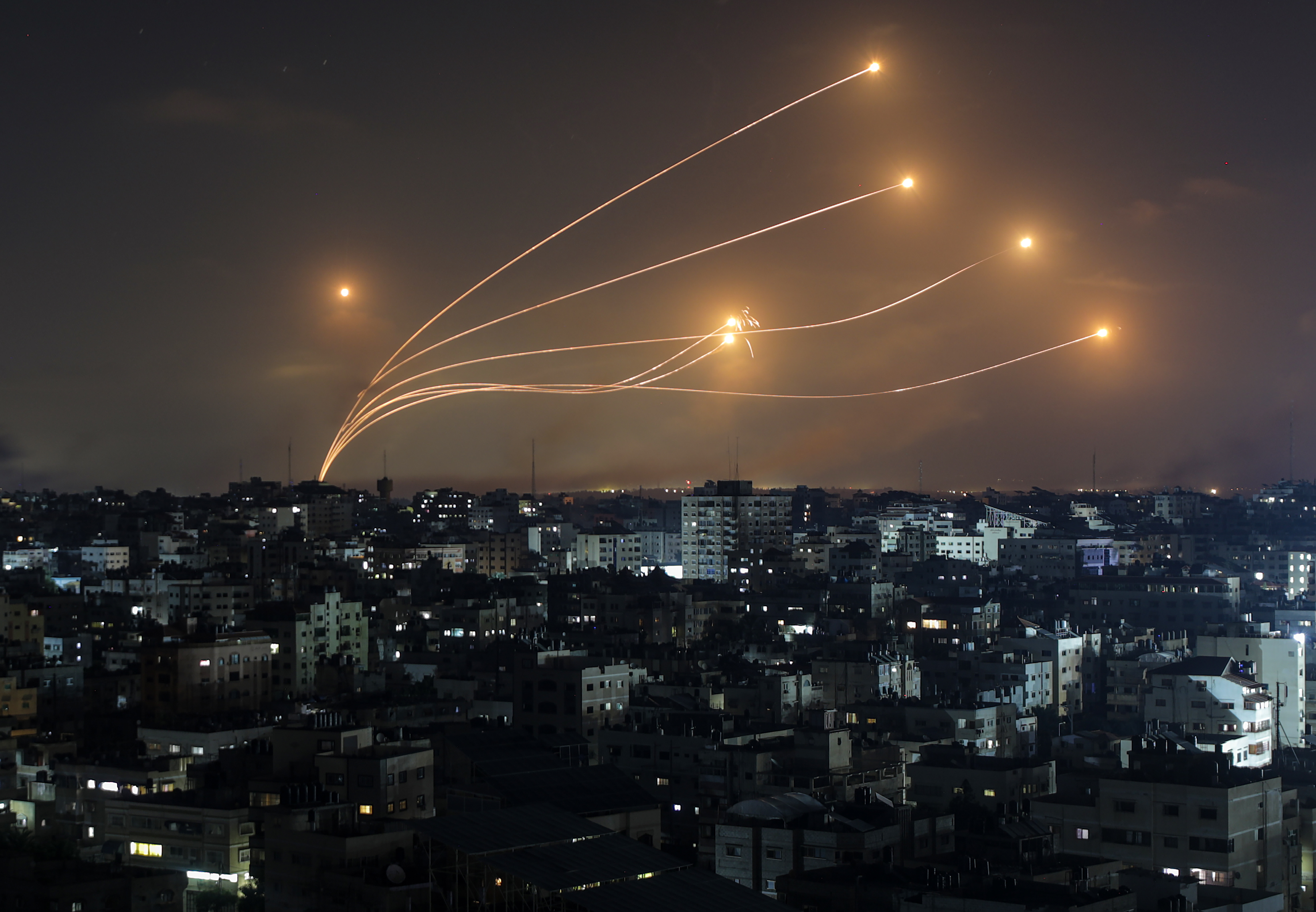 Gaza (---), 11/10/2023.- Israeli Iron Dome intercepts missiles launched from the Gaza strip on, 11 October 2023. More than 1,000 Palestinians have been killed and over 5,000 others injured, according to the Palestinian Ministry of Health, after Israel started bombing the Palestinian enclave in response to attacks carried out by the Islamist movement Hamas on Israel from the Gaza Strip on 07 October. More than 3,000 people, including 1,500 militants from Hamas, have been killed and thousands injured in Gaza and Israel since 07 October, according to Israeli military sources and Palestinian officials. EFE/EPA/MOHAMMED SABER