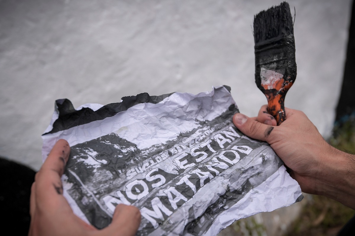 Se trata de un mural que pintaron en el noroccidente de la capital. Este dice "Nos Están Matando".