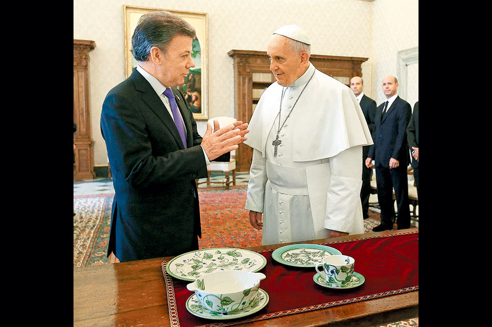 El presidente Juan  Manuel Santos junto al papa Francisco tras el encuentro en el Vaticano. /AFP