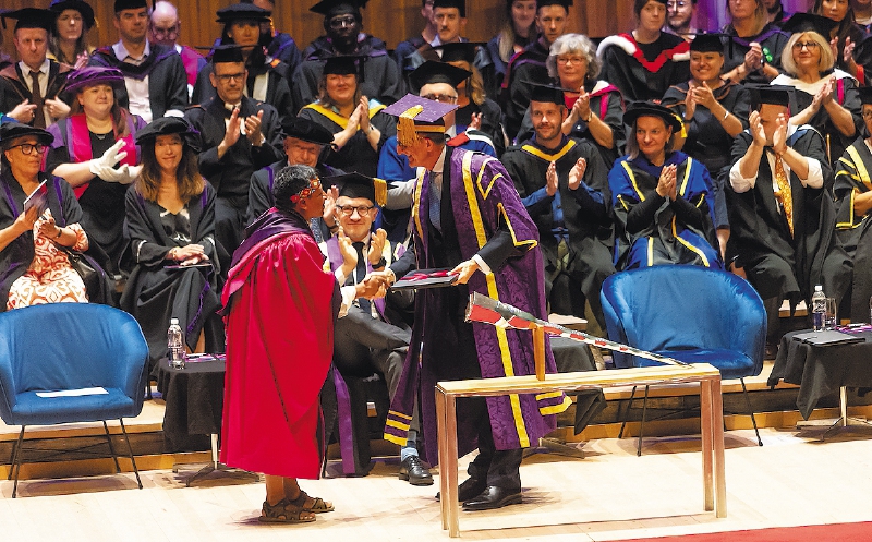 Hernando Chindoy recibiendo el doctorado de la clase 2023, en el Royal Festival Hall, el pasado 13 de julio. / Cortesía de Dave Poultney