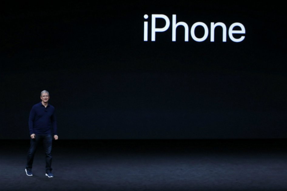 Tim Cook cumple cinco años al mando de Apple y sigue navegando la cresta de la ola