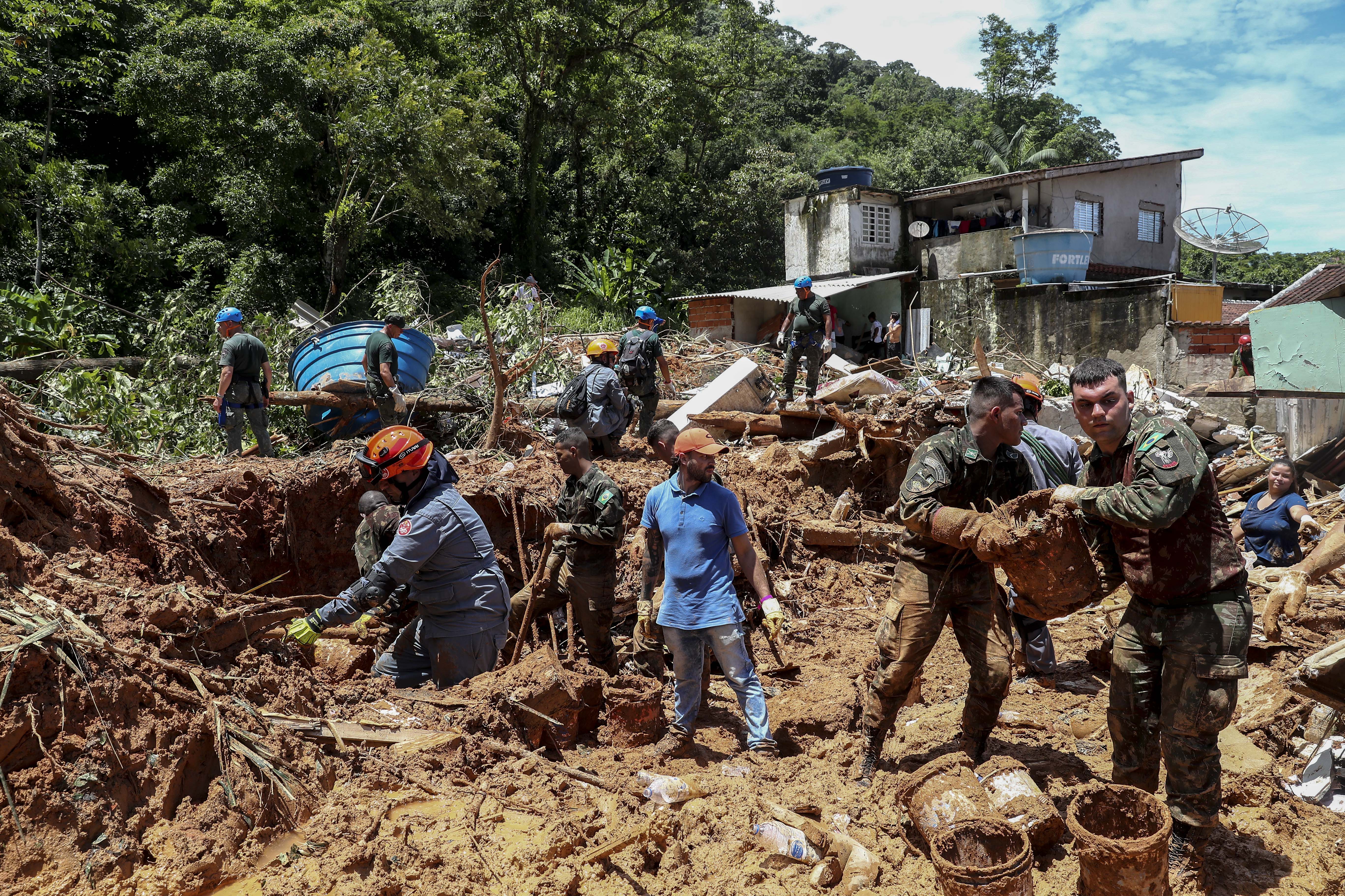Brasil: deslizamiento de tierra en Manaos deja al menos ocho muertos