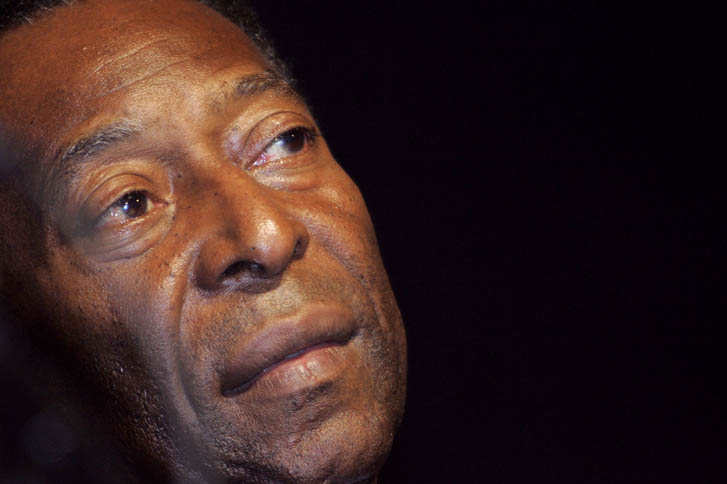 Suspenden diálisis a Pelé pero sigue en cuidados intensivos?