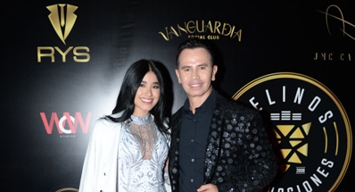 Novia de Jhonny Rivera recibió fuertes críticas por sensuales fotos en traje de baño